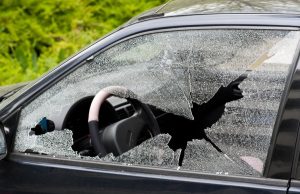 Scassinavano auto per poi rubare in casa. Due arresti