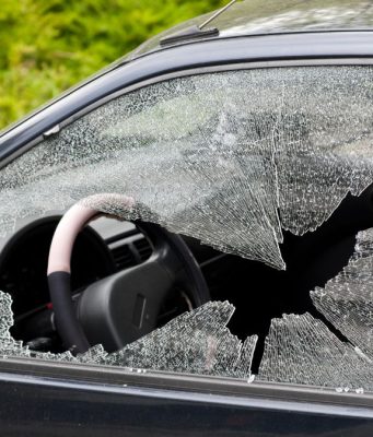 Scassinavano auto per poi rubare in casa. Due arresti