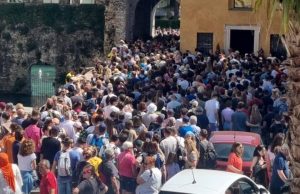 Sirmione presa d’assalto. Ecco la proposta del numero chiuso