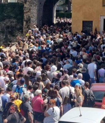 Sirmione presa d’assalto. Ecco la proposta del numero chiuso