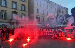 I tifosi sotto la Loggia, fischi per tutti, insulti a Cellino VIDEO