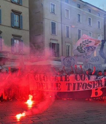 I tifosi sotto la Loggia, fischi per tutti, insulti a Cellino VIDEO
