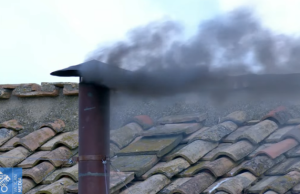 Anche la seconda fumata è nera. Il Conclave continua