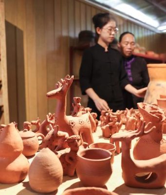Cina: Hainan, ceramiche del gruppo etnico Li a Heitu