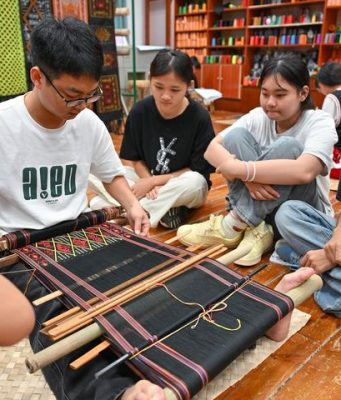 Cina: lezioni di patrimonio culturale immateriale nelle scuole pubbliche di Wuzhishan