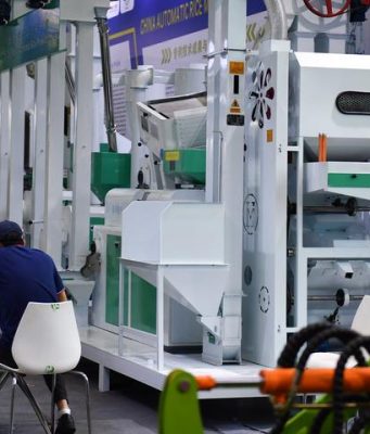 Macchine agricole esposte alla fiera commerciale Cina-Africa