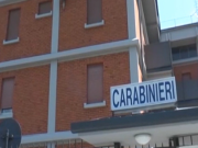 Scavalca la recinzione per entrare nella casa della ex. Arrestato