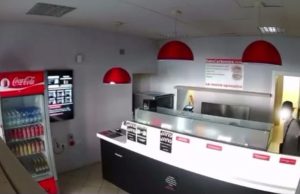 Furto in pieno giorno da Aperizak: via con 300 euro. Il video