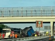 Camion si ribalta in A4. Grave un 47enne. IL VIDEO