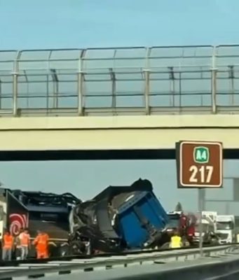 Camion si ribalta in A4. Grave un 47enne. IL VIDEO