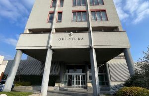 Ubriaca, molesta passanti e partecipanti della 1000 Miglia