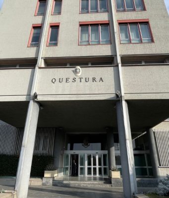 Ubriaca, molesta passanti e partecipanti della 1000 Miglia