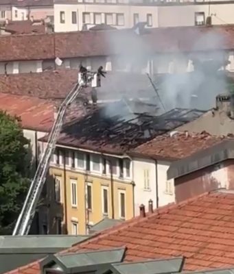Un incendio divora il tetto di un edificio in centro a Brescia