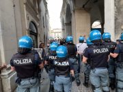 Cori e fumogeni fuori dalla Loggia. Foglio di via per tre Ultras 1911