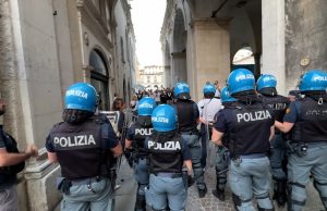 Cori e fumogeni fuori dalla Loggia. Foglio di via per tre Ultras 1911