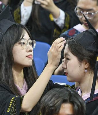 Cina: Pechino ospita cerimonia di laurea della Peking University