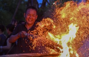 Cina: celebrazioni per un festival delle torce nello Yunnan