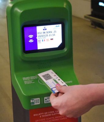 A Brescia sono arrivati i biglietti con QR code per metro e bus