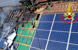 A fuoco i pannelli fotovoltaici sul tetto dell’asilo. Nessun ferito