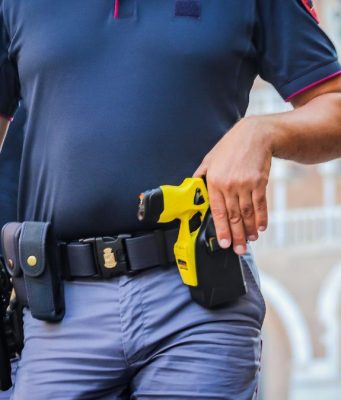 Aggredisce un agente durante una rissa: bloccato con il taser