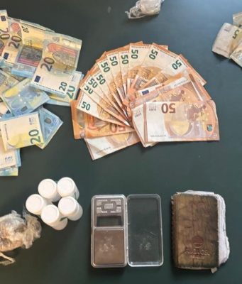 Arrestato spacciatore: sequestrati eroina, cocaina e 1.600 euro