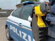 Assale i poliziotti. 28enne bloccato con il taser
