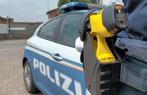 Assale i poliziotti. 28enne bloccato con il taser