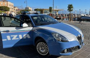 Desenzano, con un coltello minaccia i turisti: 31enne bloccato