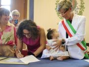 Il primo atto di nascita di una bimba con due mamme a Brescia