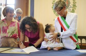 Il primo atto di nascita di una bimba con due mamme a Brescia