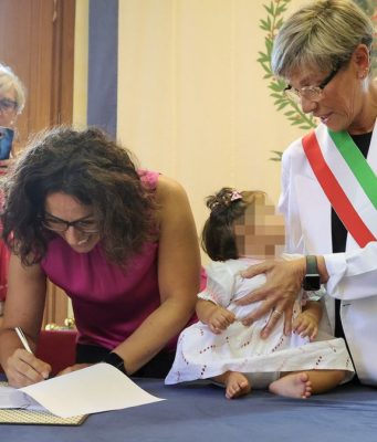 Il primo atto di nascita di una bimba con due mamme a Brescia