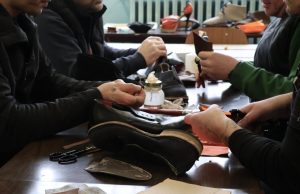 In carcere si formano artigiani. Terminato il corso per calzolai