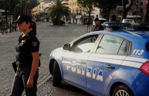 In giro con un’ascia sotto i vestiti: 27enne denunciato a Desenzano