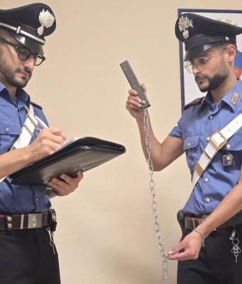 Rubano il cellulare e chiedono un riscatto. Due minorenni arrestati