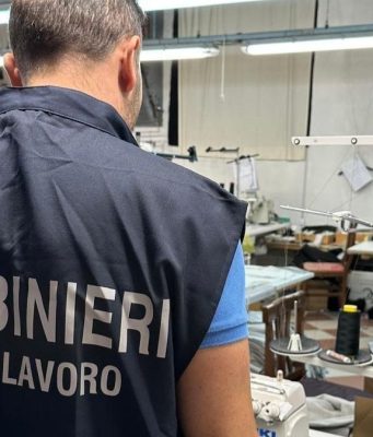 Scoperta azienda tessile con sei lavoratori in nero e dormitori