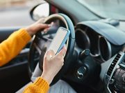 Stretta della Polizia sul cellulare in auto: 21 patenti ritirate