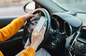 Stretta della Polizia sul cellulare in auto: 21 patenti ritirate