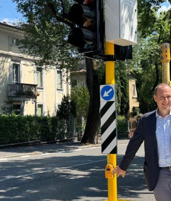 Via Turati, al via la sperimentazione del semaforo pedonale