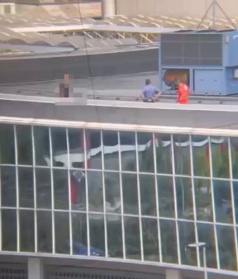 Tenta di lanciarsi dal tetto, lo salvano i Carabinieri