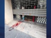 Tentano il furto, ma rimangono intrappolati e devastano il negozio