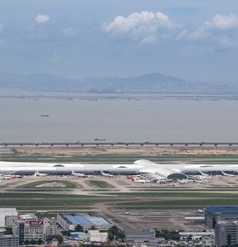 Cina: aeroporto Shenzhen registra traffico record di passeggeri e merci nel primo semestre