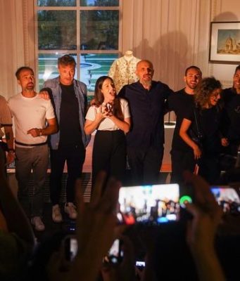 Cina: flash mob del cast di “Divina Commedia” unisce culture attraverso il tempo