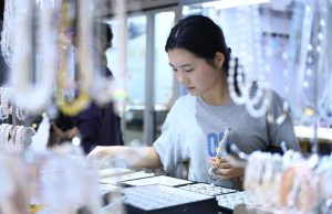 Cina: industria delle perle nella cittadina di Shanxiahu dello Zhejiang