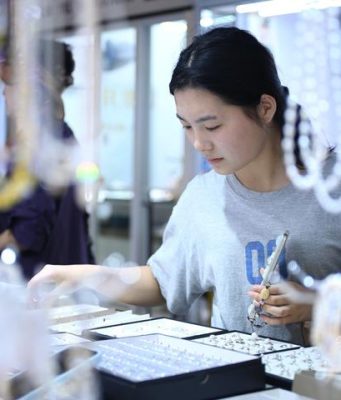 Cina: industria delle perle nella cittadina di Shanxiahu dello Zhejiang