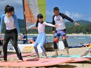 Cina: Hainan, turisti imparano a surfare a Sanya