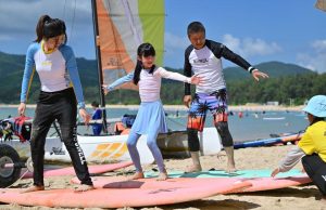 Cina: Hainan, turisti imparano a surfare a Sanya