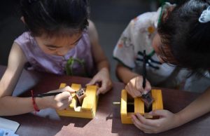 Cina: bambini provano diverse attività durante vacanze estive