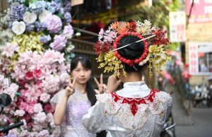 Cina: Fujian, turismo con copricapi floreali