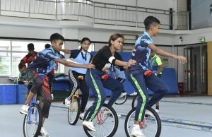 Cina: Hebei, tirocinanti stranieri praticano acrobatica a Wuqiao