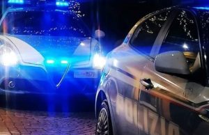 Aggredisce un uomo con una catena. Disarmato da un agente e arrestato